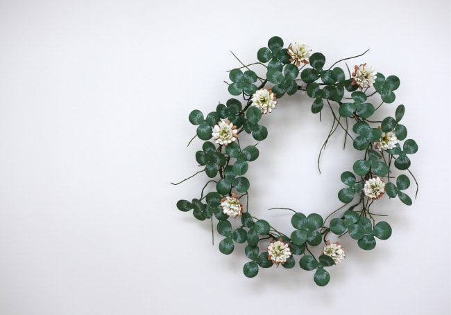 紙や粘土で作った植物